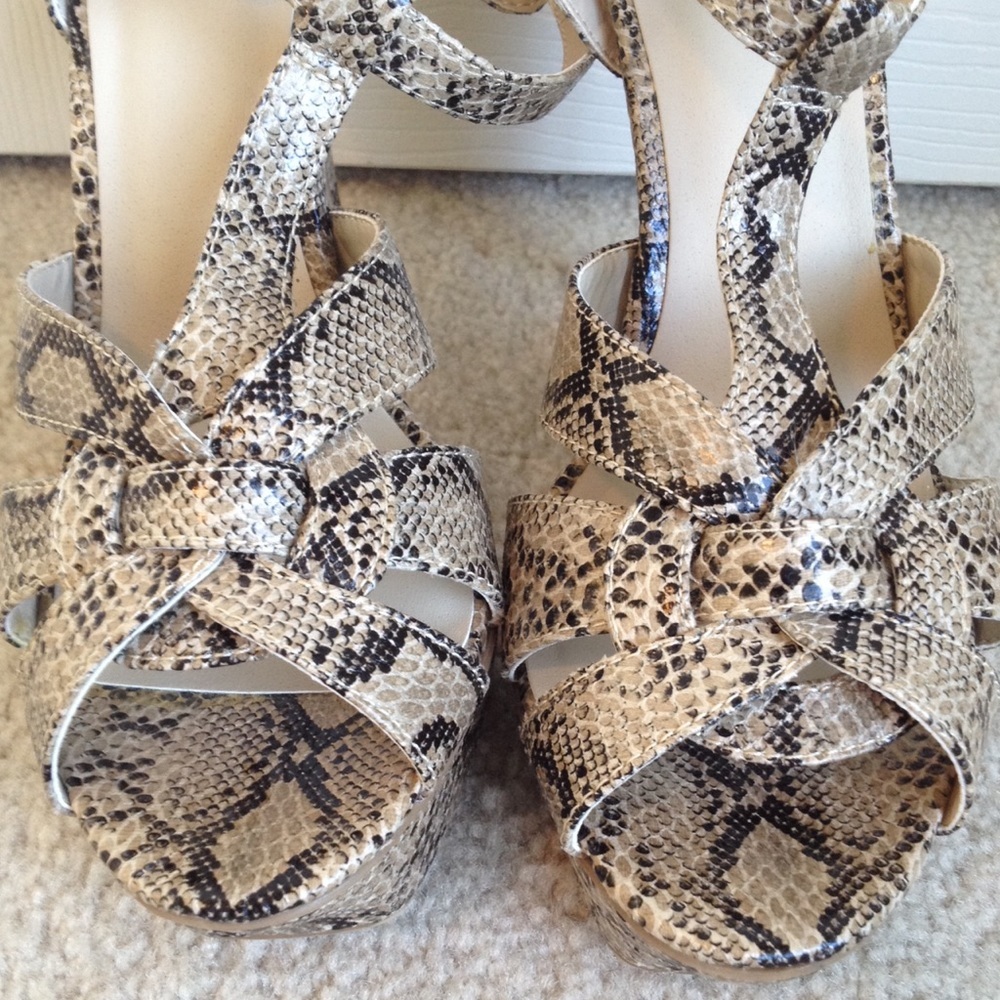 Snake Skin Pattern Pumps - Picture 4 of 4